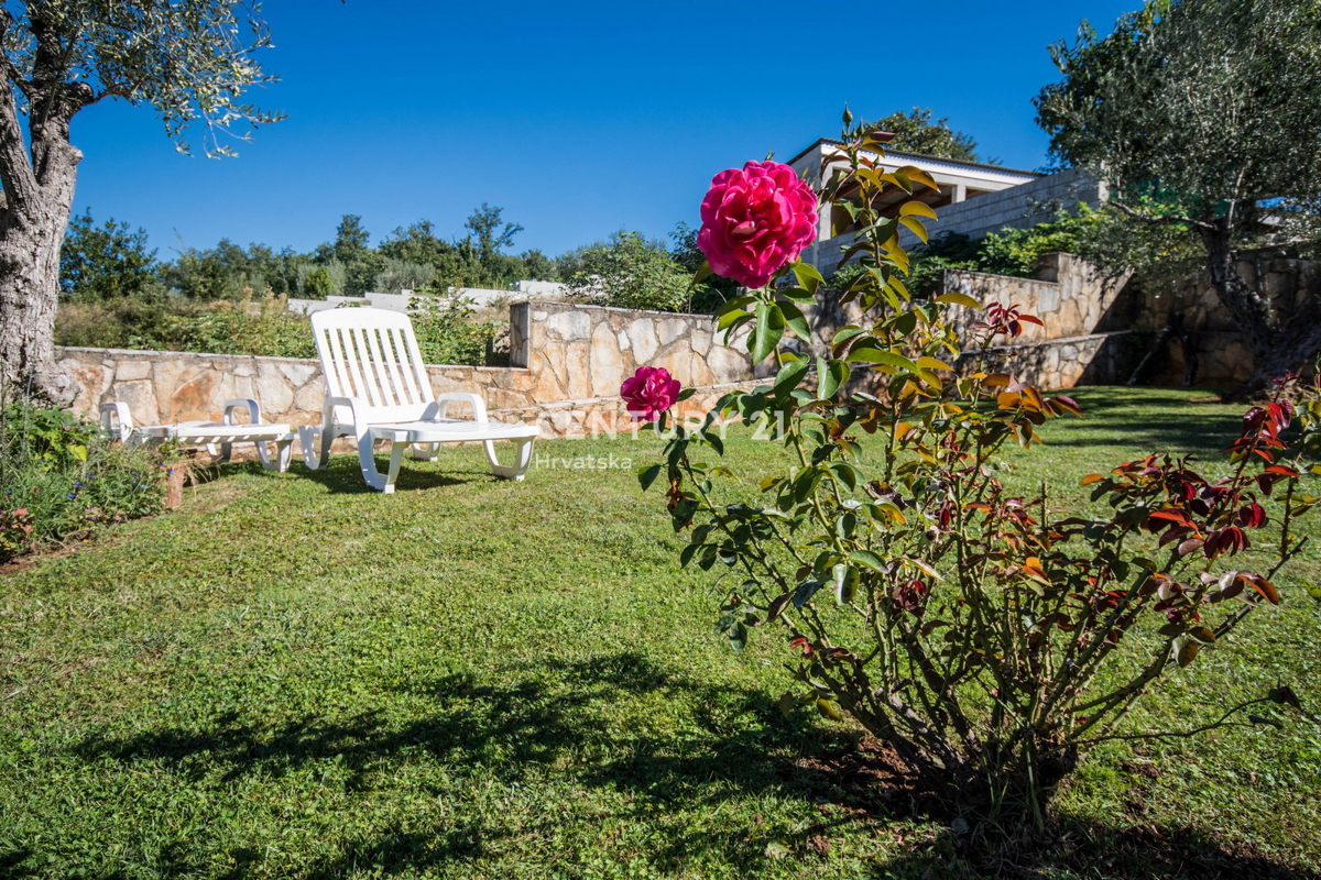 POREČ, PRODAJA SE PRIZEMLJENA HIŠA V MEDITERANSKEM SLOGU Z RAZGLEDOM NA MORJE