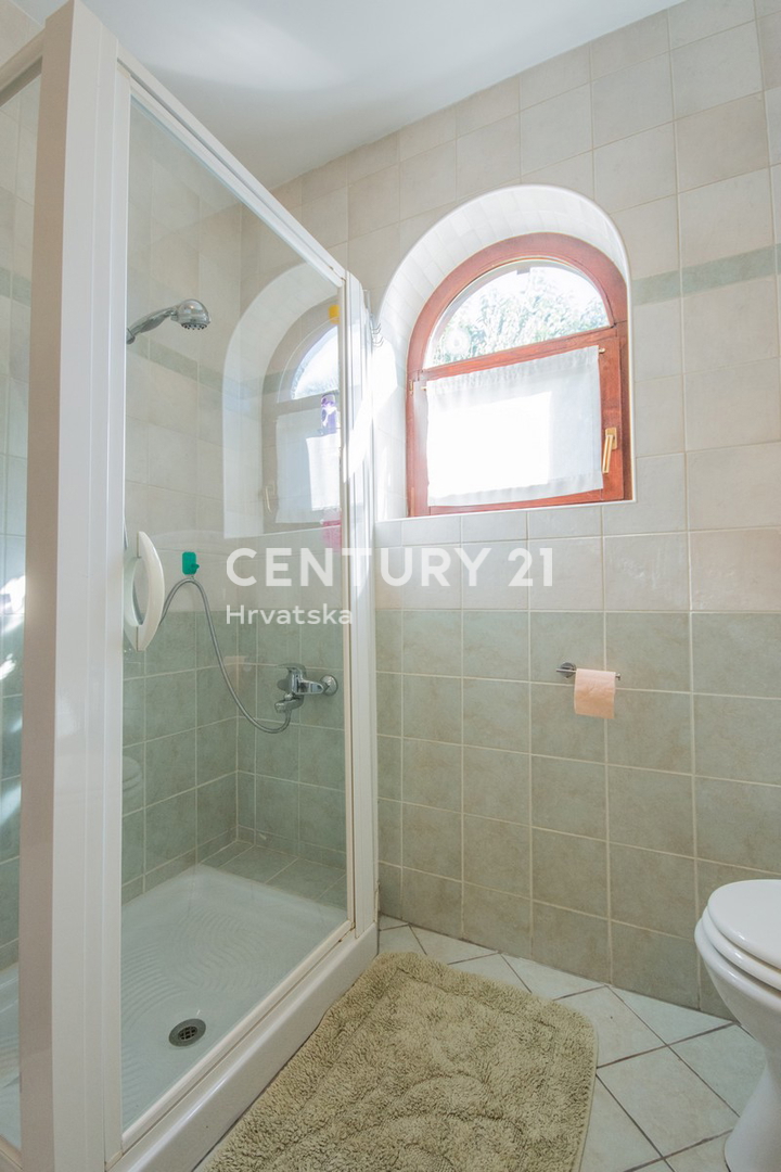 POREČ, PRODAJA SE PRIZEMLJENA HIŠA V MEDITERANSKEM SLOGU Z RAZGLEDOM NA MORJE