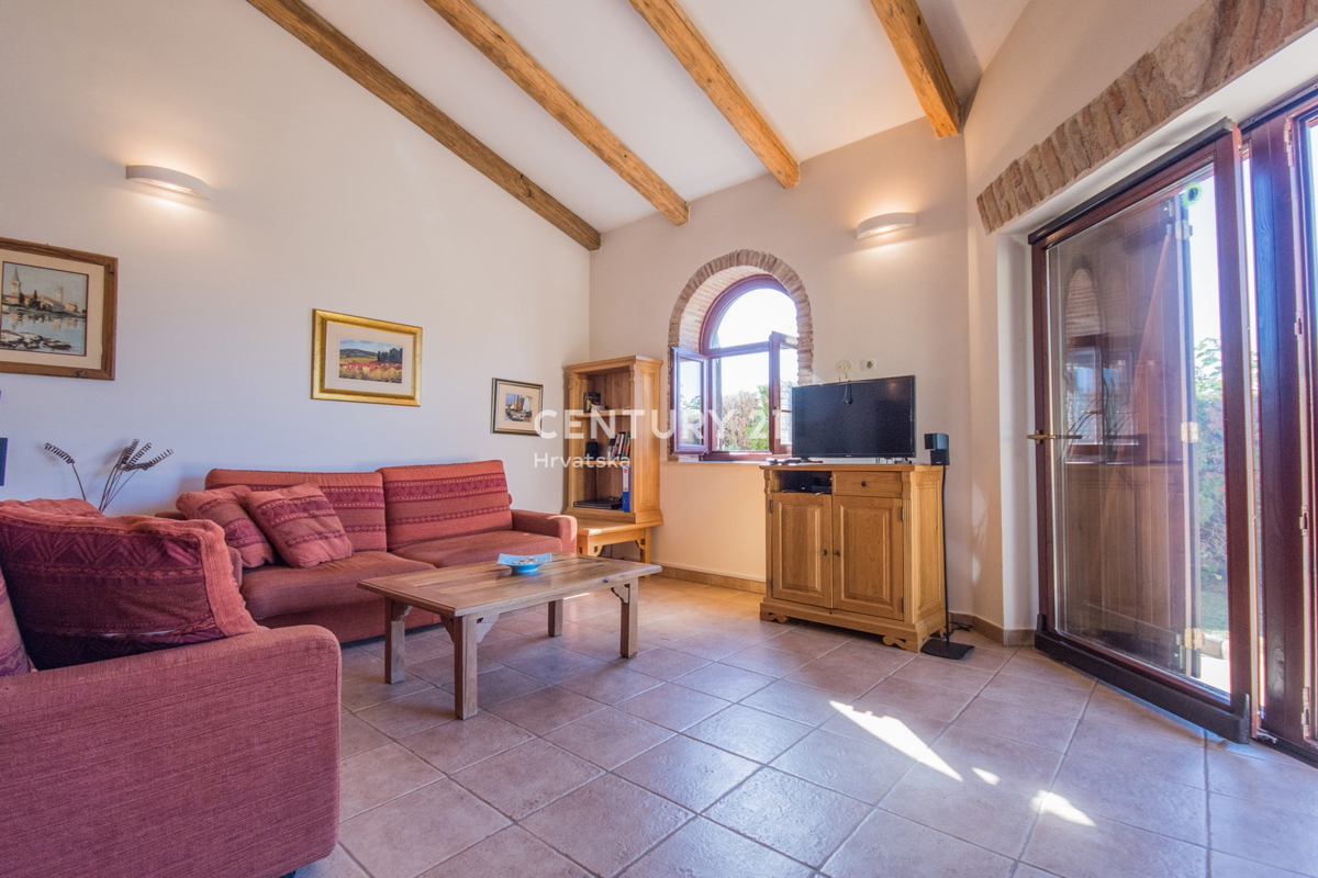 POREČ, PRODAJA SE PRIZEMLJENA HIŠA V MEDITERANSKEM SLOGU Z RAZGLEDOM NA MORJE