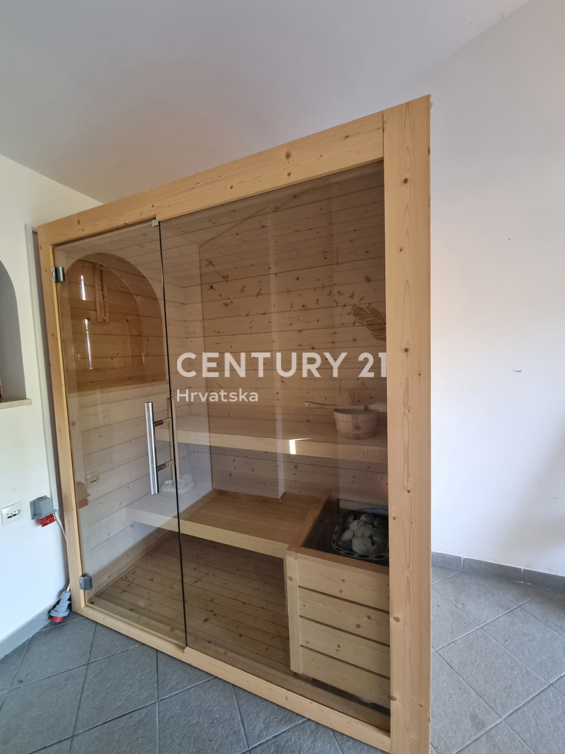 POREČ, PRODAJA SE PRIZEMLJENA HIŠA V MEDITERANSKEM SLOGU Z RAZGLEDOM NA MORJE