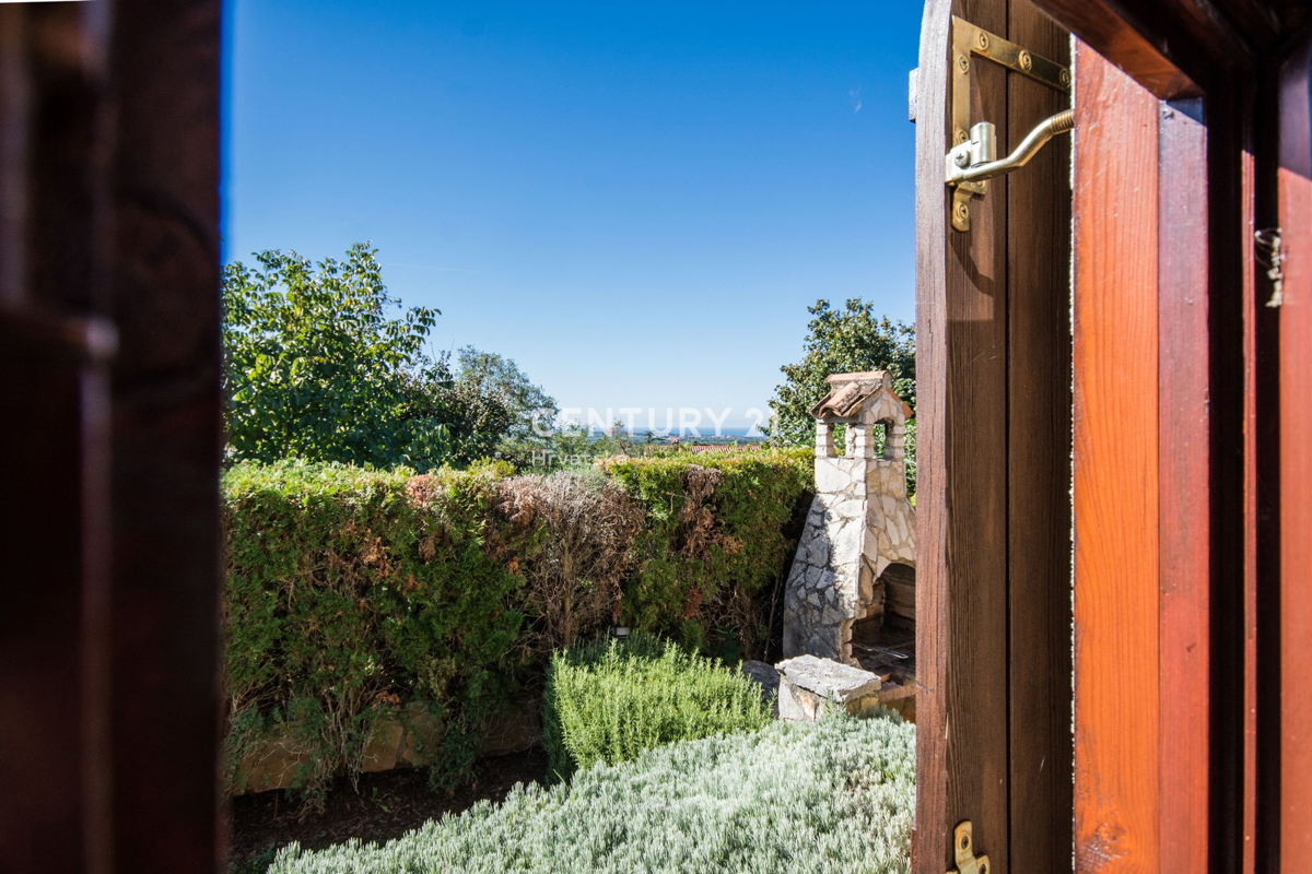 POREČ, PRODAJA SE PRIZEMLJENA HIŠA V MEDITERANSKEM SLOGU Z RAZGLEDOM NA MORJE