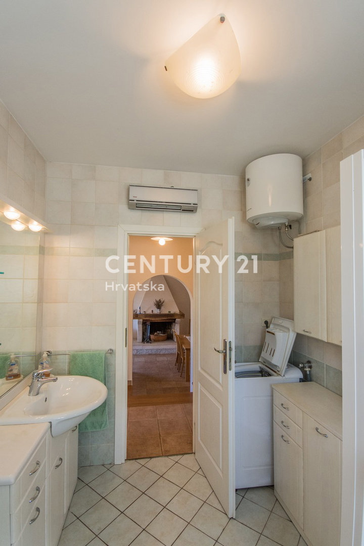 POREČ, PRODAJA SE PRIZEMLJENA HIŠA V MEDITERANSKEM SLOGU Z RAZGLEDOM NA MORJE