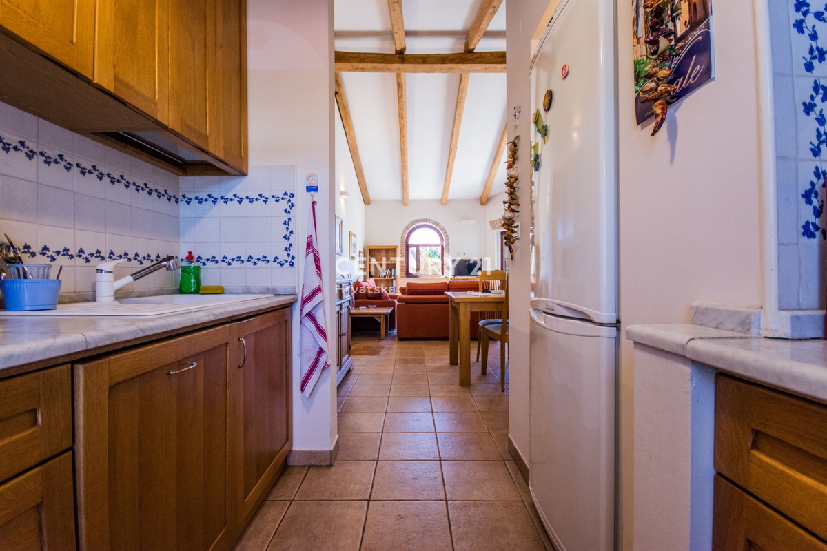 POREČ, PRODAJA SE PRIZEMLJENA HIŠA V MEDITERANSKEM SLOGU Z RAZGLEDOM NA MORJE