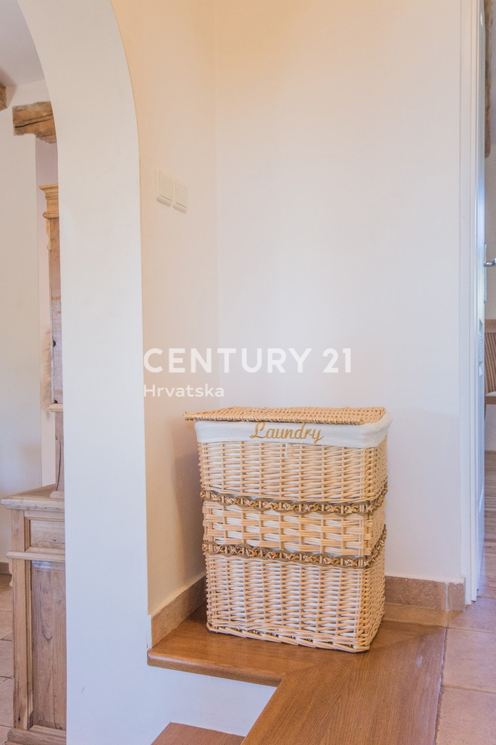 POREČ, PRODAJA SE PRIZEMLJENA HIŠA V MEDITERANSKEM SLOGU Z RAZGLEDOM NA MORJE