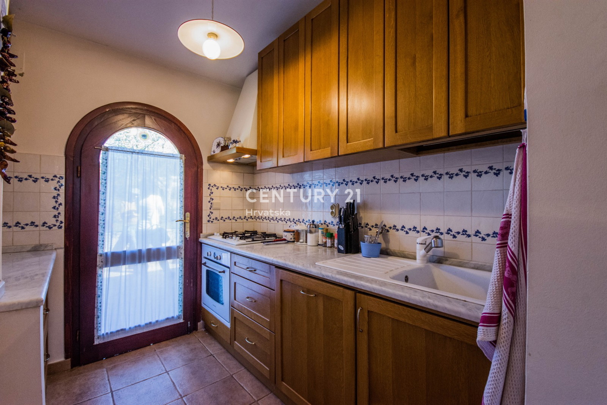 POREČ, PRODAJA SE PRIZEMLJENA HIŠA V MEDITERANSKEM SLOGU Z RAZGLEDOM NA MORJE