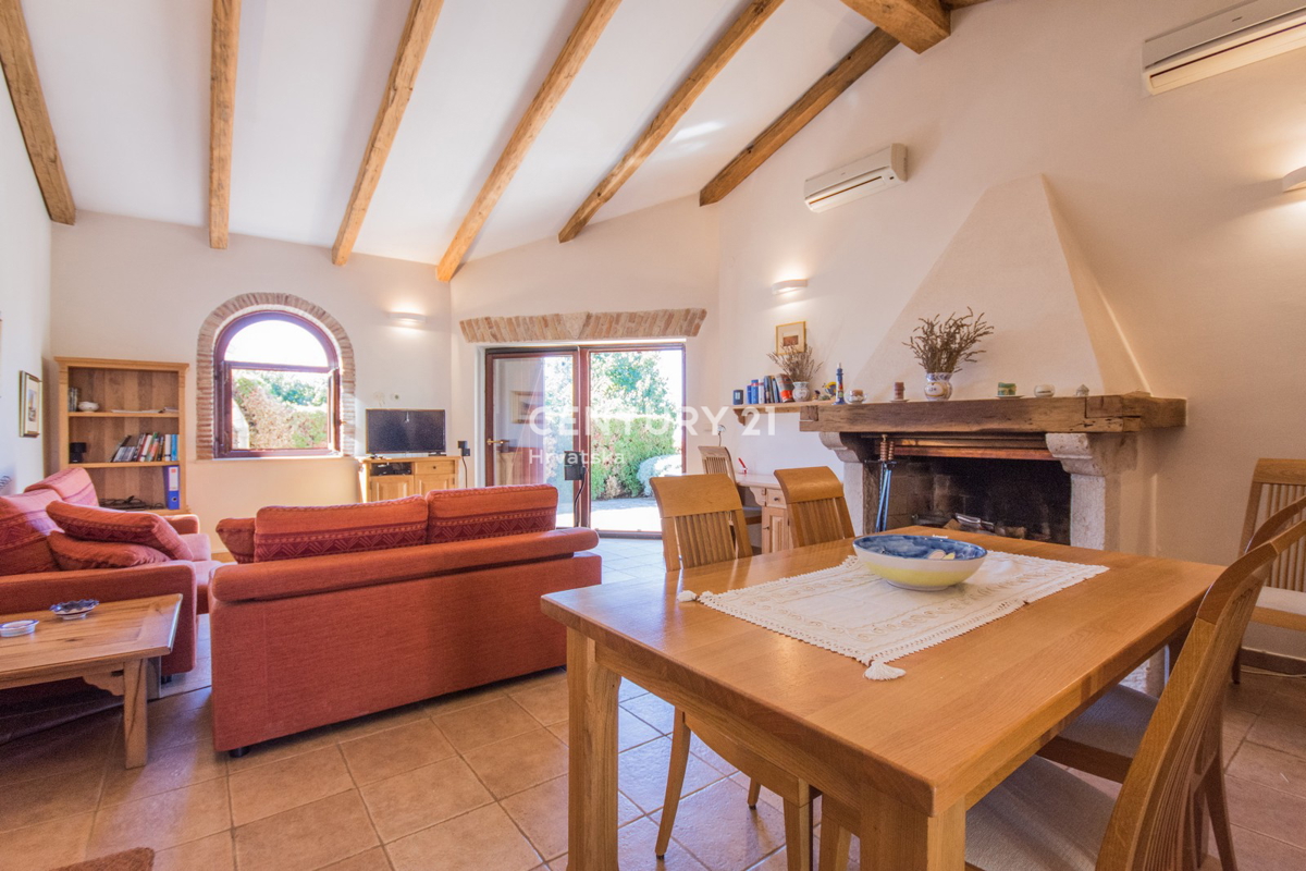 POREČ, PRODAJA SE PRIZEMLJENA HIŠA V MEDITERANSKEM SLOGU Z RAZGLEDOM NA MORJE