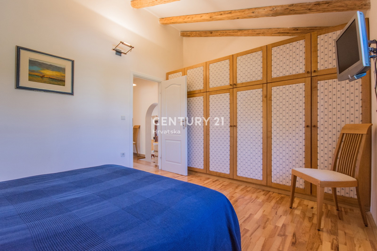 POREČ, PRODAJA SE PRIZEMLJENA HIŠA V MEDITERANSKEM SLOGU Z RAZGLEDOM NA MORJE