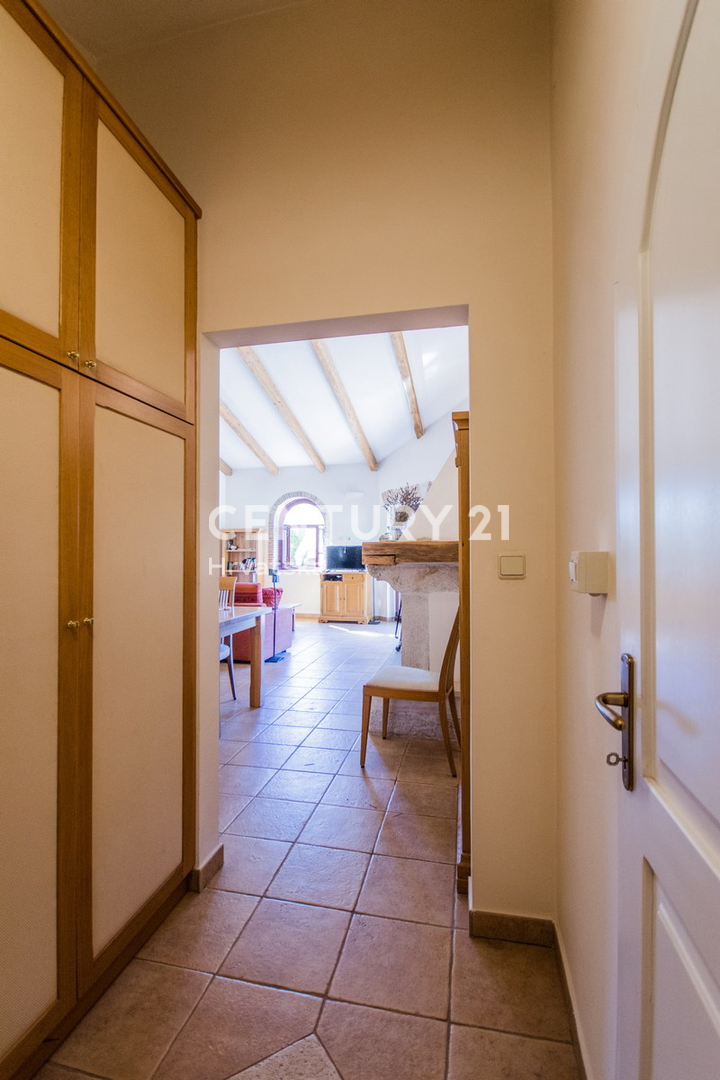 POREČ, PRODAJA SE PRIZEMLJENA HIŠA V MEDITERANSKEM SLOGU Z RAZGLEDOM NA MORJE