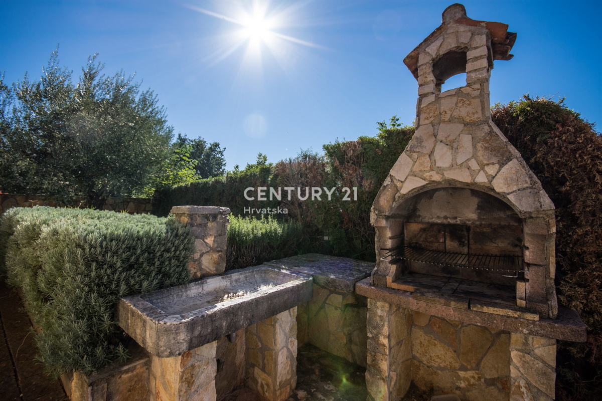 POREČ, PRODAJA SE PRIZEMLJENA HIŠA V MEDITERANSKEM SLOGU Z RAZGLEDOM NA MORJE