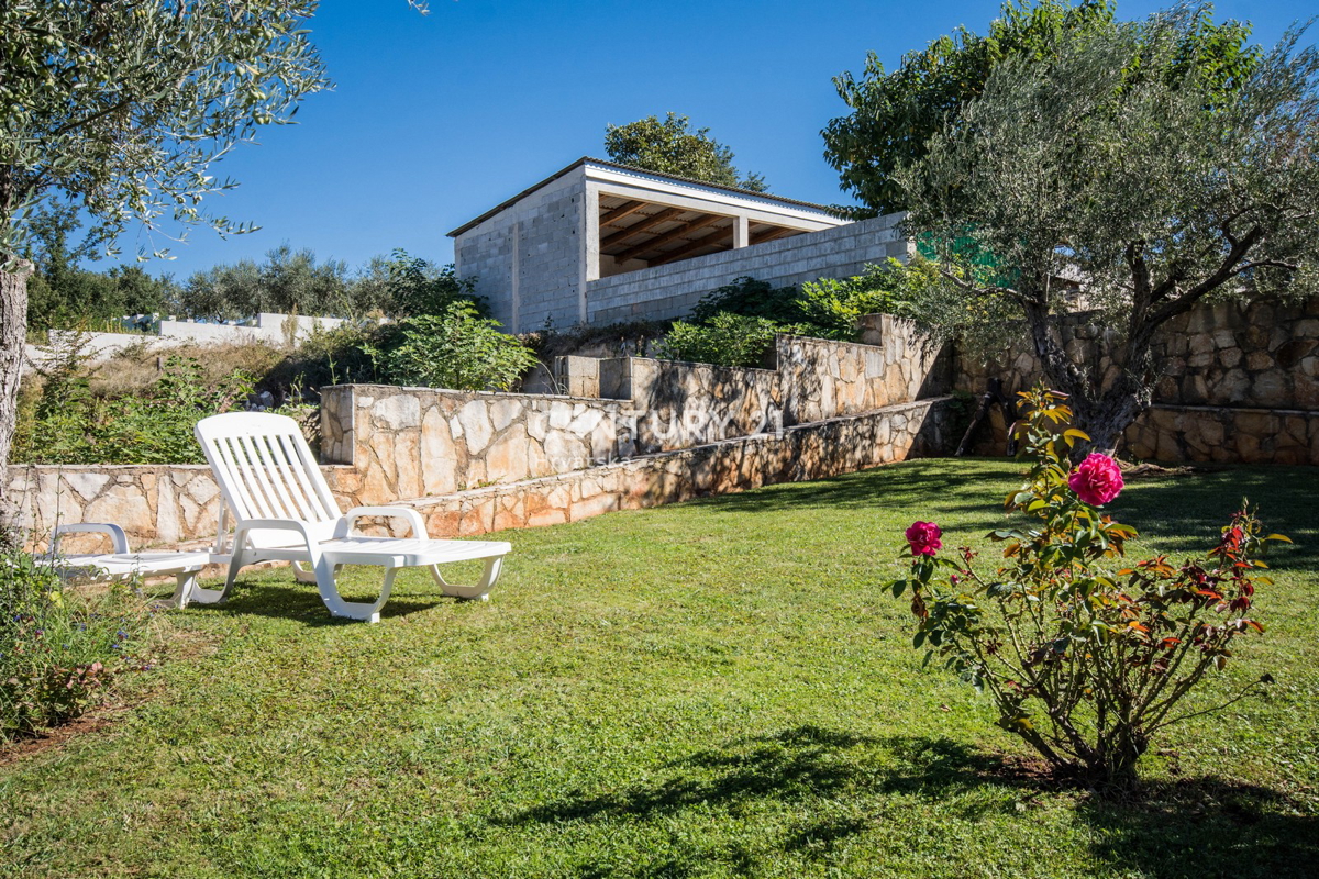 POREČ, PRODAJA SE PRIZEMLJENA HIŠA V MEDITERANSKEM SLOGU Z RAZGLEDOM NA MORJE