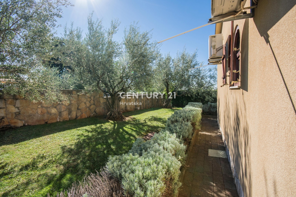 POREČ, PRODAJA SE PRIZEMLJENA HIŠA V MEDITERANSKEM SLOGU Z RAZGLEDOM NA MORJE