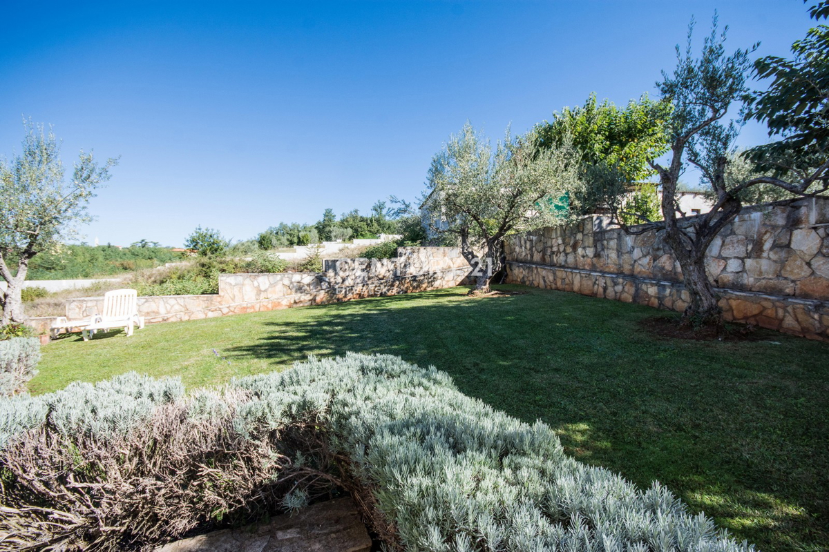 POREČ, PRODAJA SE PRIZEMLJENA HIŠA V MEDITERANSKEM SLOGU Z RAZGLEDOM NA MORJE