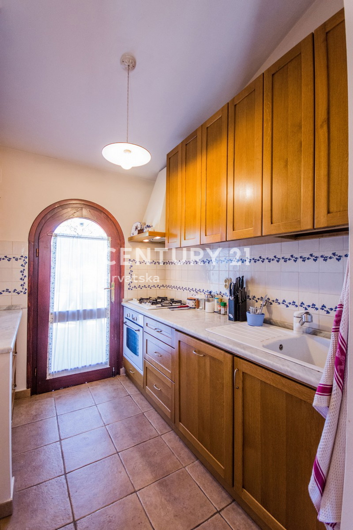 POREČ, PRODAJA SE PRIZEMLJENA HIŠA V MEDITERANSKEM SLOGU Z RAZGLEDOM NA MORJE