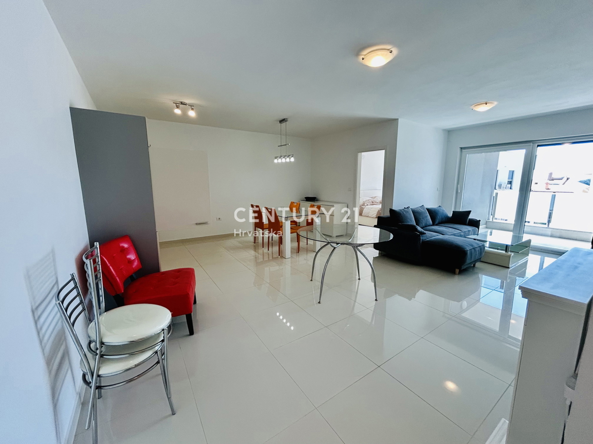 BANJOLE, VOLME, EKSKLUZIVA AGENCIJE, STAN SAMO 200 METROV OD MORJA IN PLAŽE