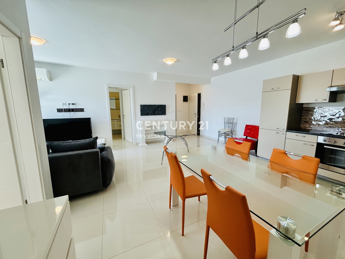 BANJOLE, VOLME, EKSKLUZIVA AGENCIJE, STAN SAMO 200 METROV OD MORJA IN PLAŽE