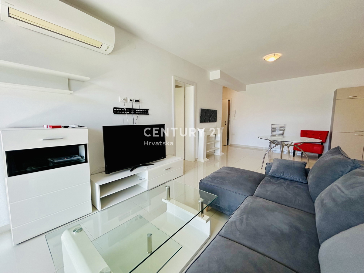 BANJOLE, VOLME, EKSKLUZIVA AGENCIJE, STAN SAMO 200 METROV OD MORJA IN PLAŽE