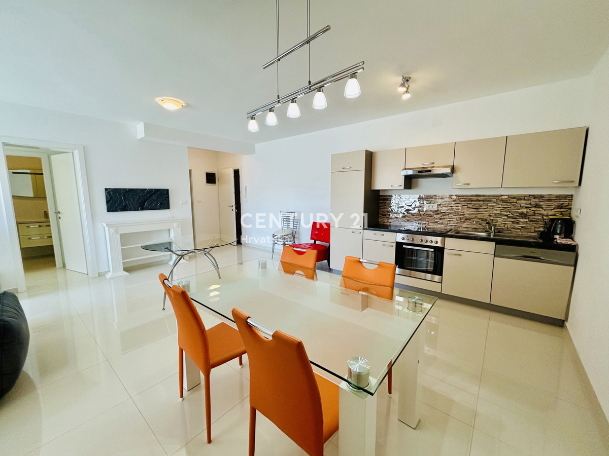 BANJOLE, VOLME, EKSKLUZIVA AGENCIJE, STAN SAMO 200 METROV OD MORJA IN PLAŽE