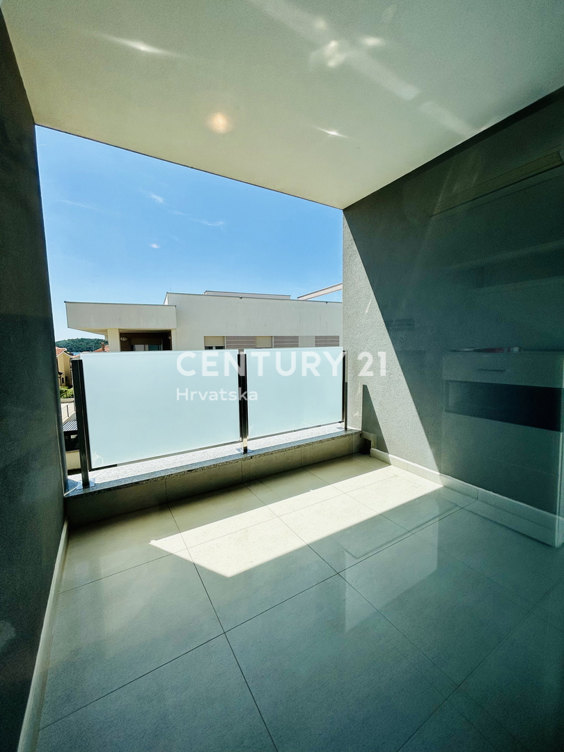 BANJOLE, VOLME, EKSKLUZIVA AGENCIJE, STAN SAMO 200 METROV OD MORJA IN PLAŽE