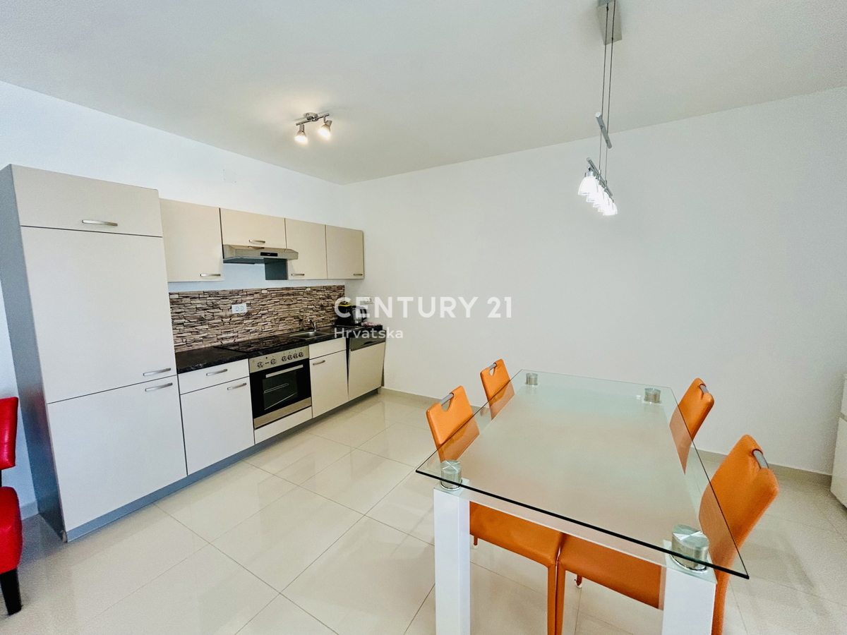 BANJOLE, VOLME, EKSKLUZIVA AGENCIJE, STAN SAMO 200 METROV OD MORJA IN PLAŽE