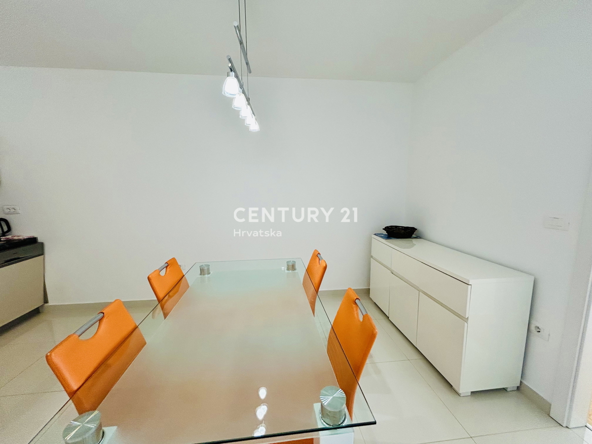 BANJOLE, VOLME, EKSKLUZIVA AGENCIJE, STAN SAMO 200 METROV OD MORJA IN PLAŽE