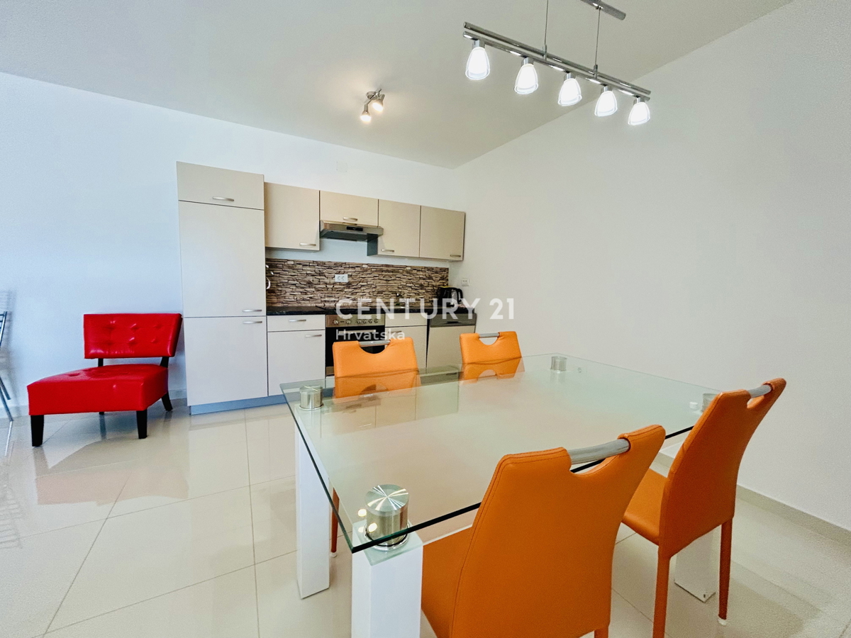 BANJOLE, VOLME, EKSKLUZIVA AGENCIJE, STAN SAMO 200 METROV OD MORJA IN PLAŽE