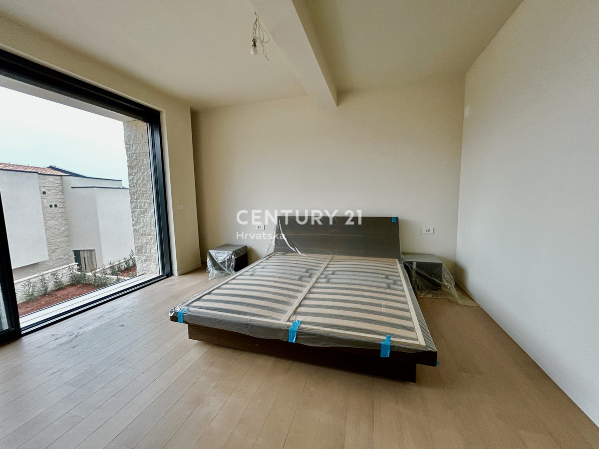 UMAG, VILA SAMO 150 METROV OD PLAŽE IN MORJA