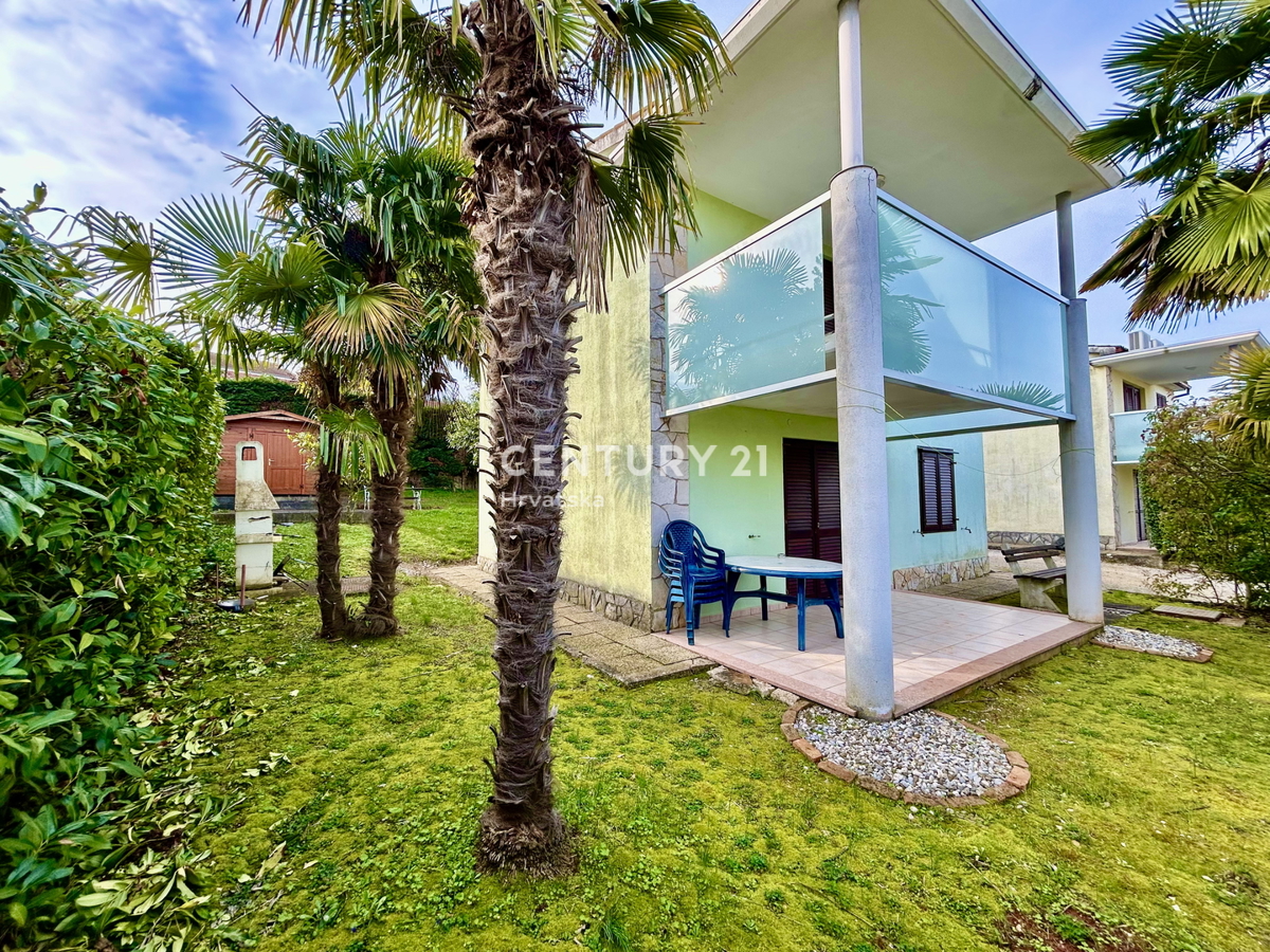 NOVIGRAD, OKOLICA, SAMOSTOJNA HIŠA SAMO 80 METROV OD PLAŽE S POGLEDOM NA MORJE