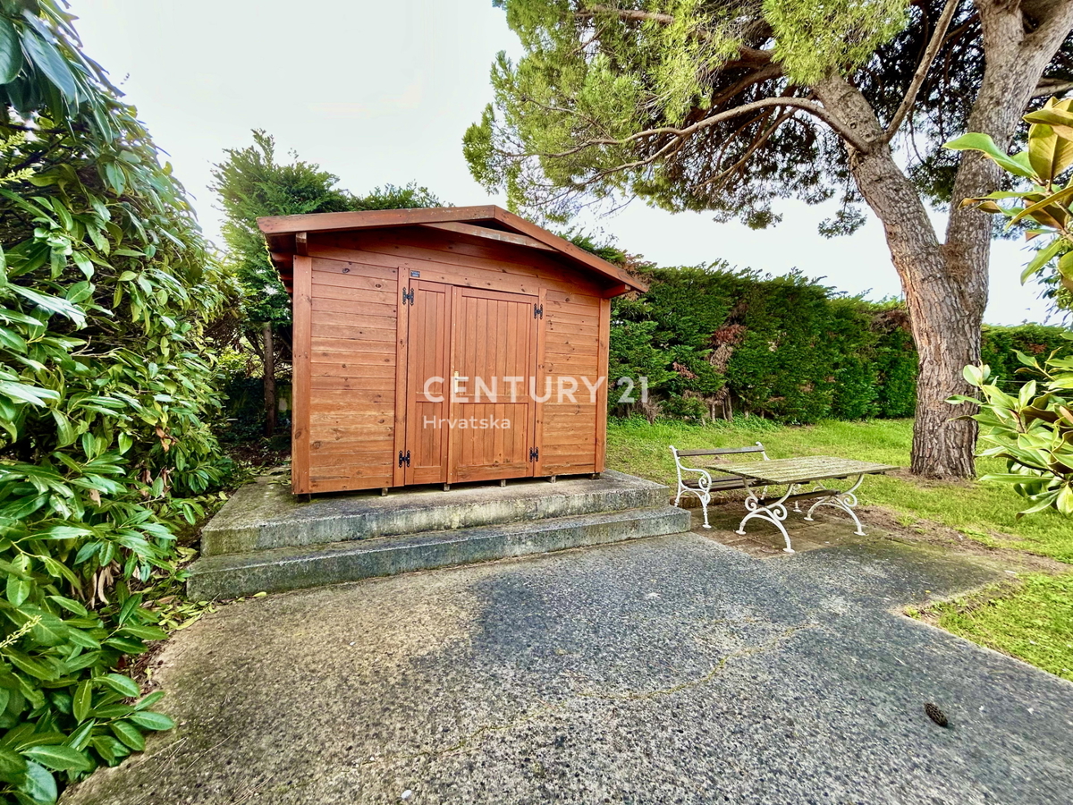 NOVIGRAD, OKOLICA, SAMOSTOJNA HIŠA SAMO 80 METROV OD PLAŽE S POGLEDOM NA MORJE