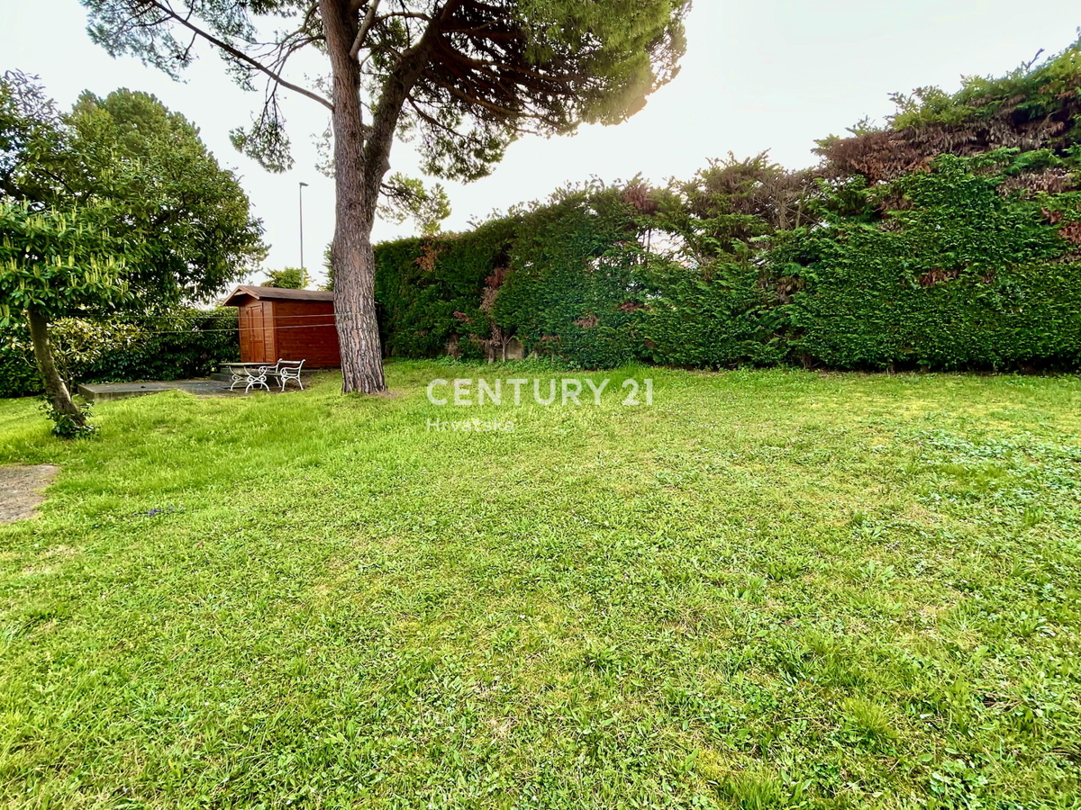 NOVIGRAD, OKOLICA, SAMOSTOJNA HIŠA SAMO 80 METROV OD PLAŽE S POGLEDOM NA MORJE