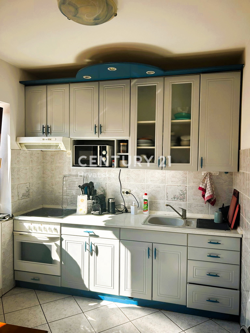 POREČ, PRODAJA SE DVOSOBNO STANOVANJE V PRVEM NADSTROPJU, ODLIČNA LOKACIJA