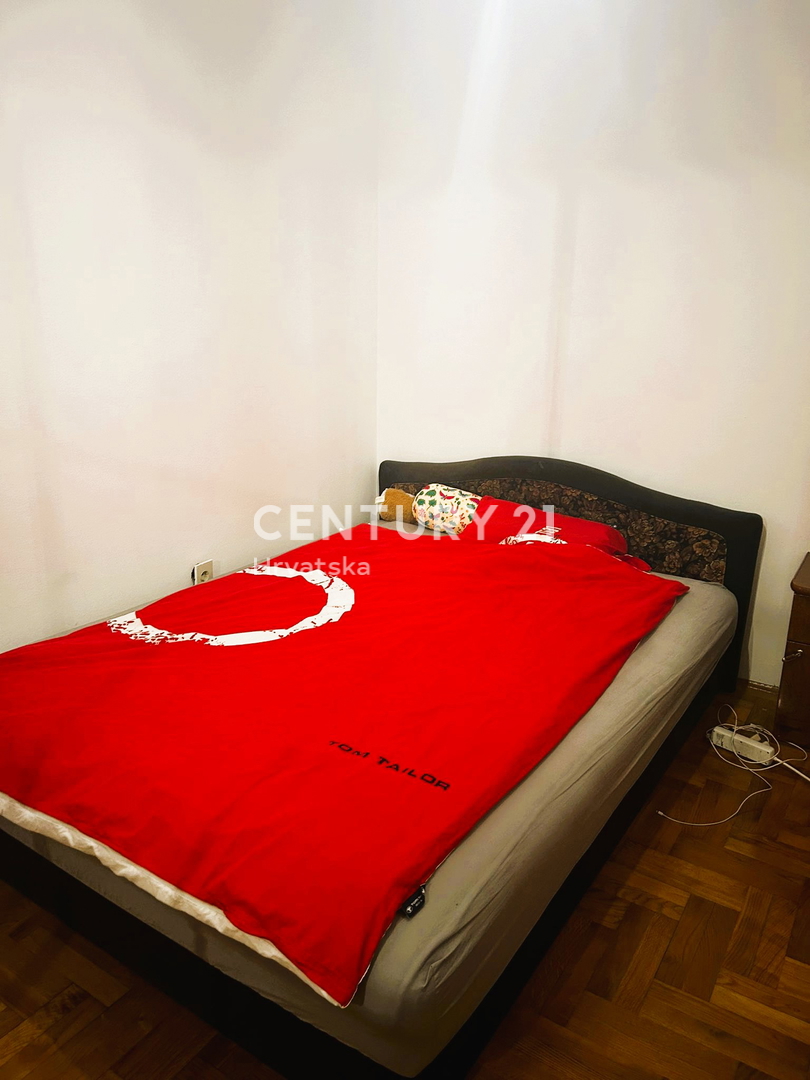 POREČ, PRODAJA SE DVOSOBNO STANOVANJE V PRVEM NADSTROPJU, ODLIČNA LOKACIJA