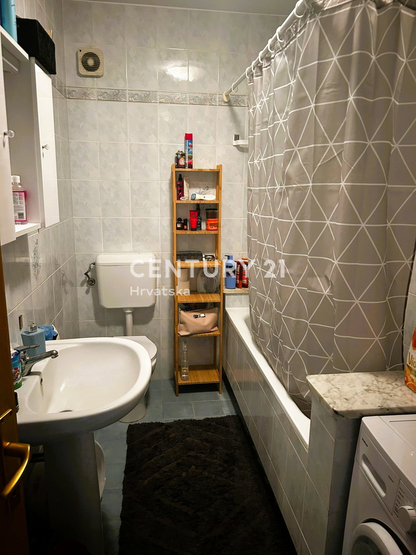 POREČ, PRODAJA SE DVOSOBNO STANOVANJE V PRVEM NADSTROPJU, ODLIČNA LOKACIJA