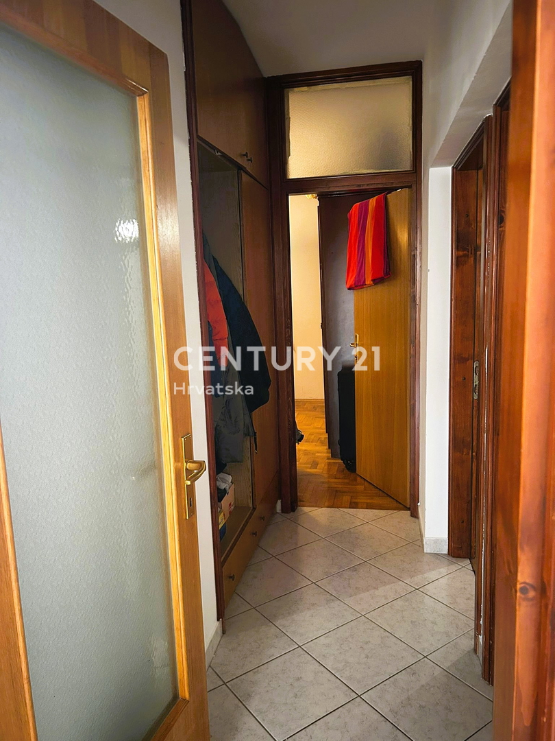 POREČ, PRODAJA SE DVOSOBNO STANOVANJE V PRVEM NADSTROPJU, ODLIČNA LOKACIJA