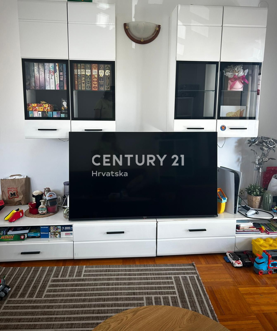 POREČ, PRODAJA SE DVOSOBNO STANOVANJE V PRVEM NADSTROPJU, ODLIČNA LOKACIJA