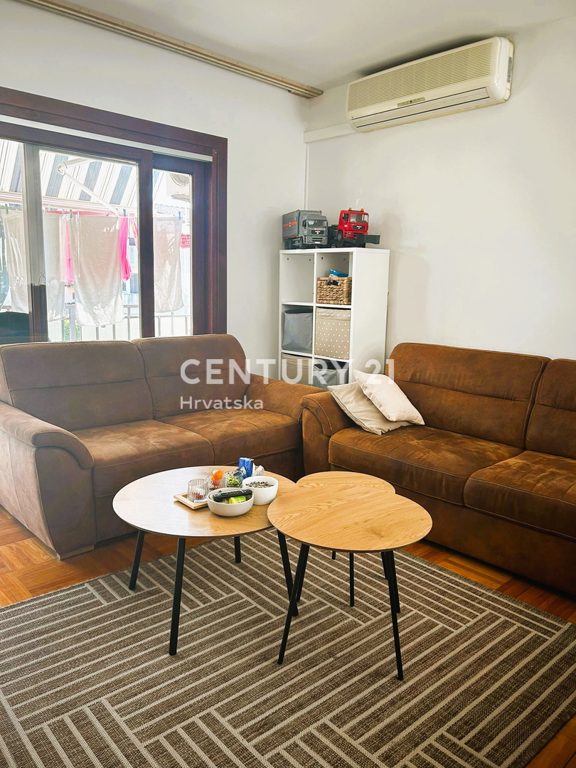 POREČ, PRODAJA SE DVOSOBNO STANOVANJE V PRVEM NADSTROPJU, ODLIČNA LOKACIJA