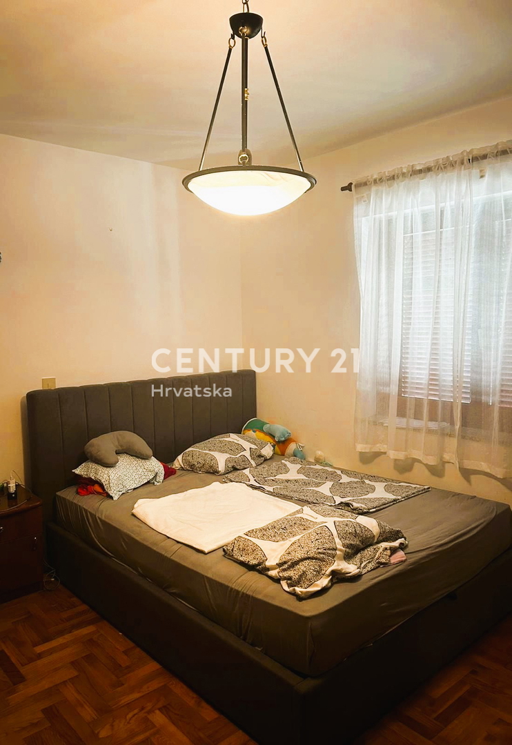 POREČ, PRODAJA SE DVOSOBNO STANOVANJE V PRVEM NADSTROPJU, ODLIČNA LOKACIJA