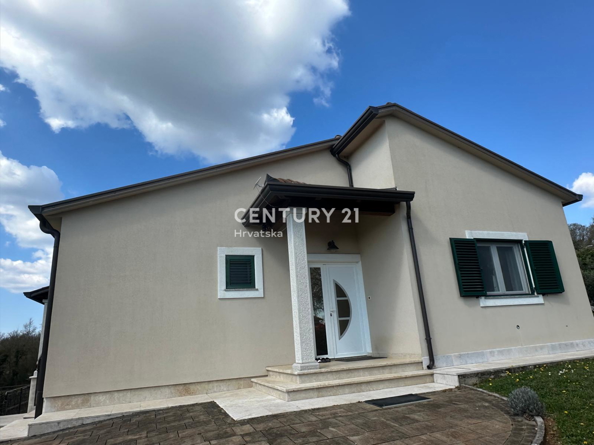 KRINGA, HIŠA S BAZENOM IN VELIKIM DVORIŠČEM NA MIRNI LOKACIJI