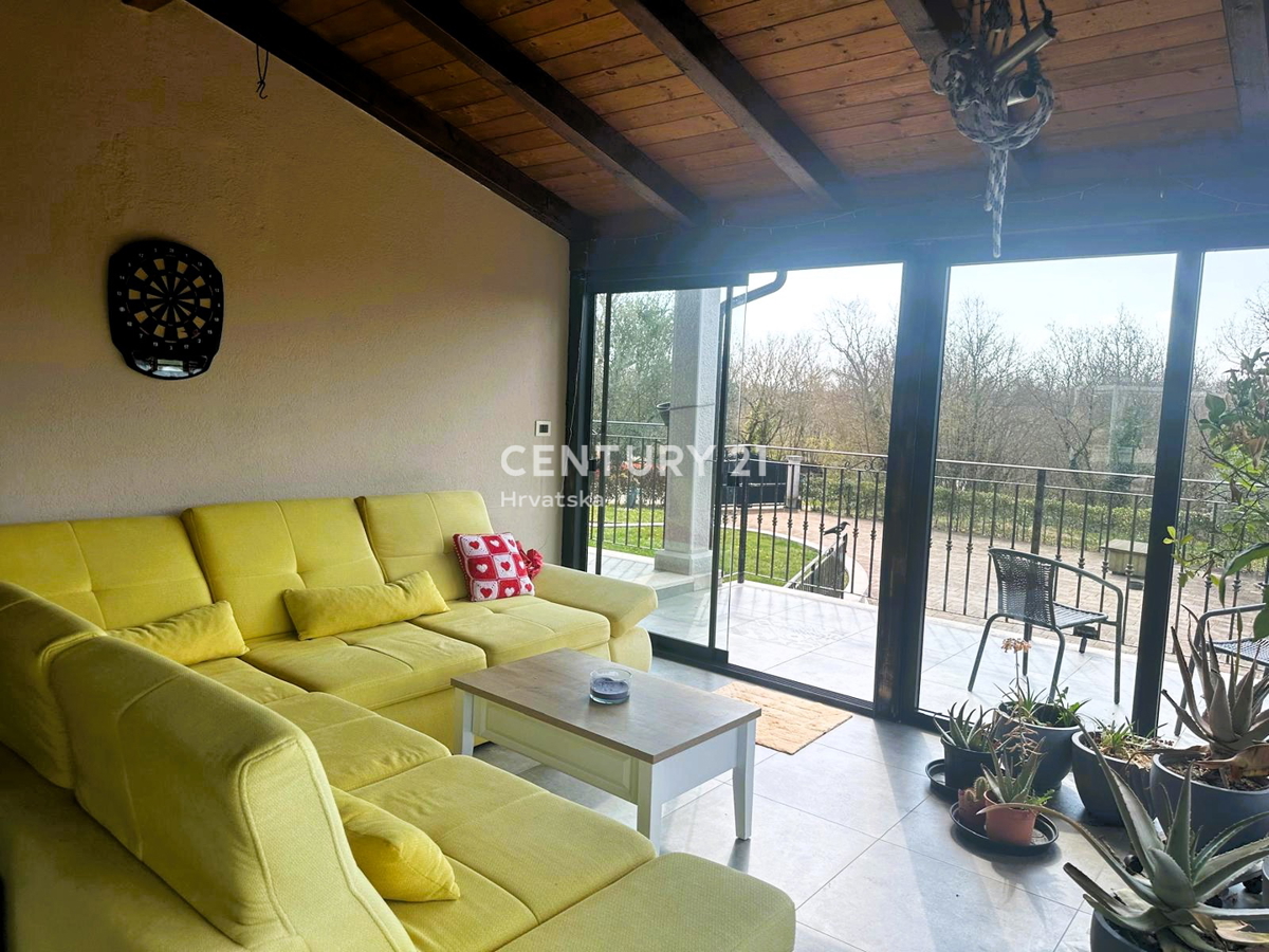 KRINGA, HIŠA S BAZENOM IN VELIKIM DVORIŠČEM NA MIRNI LOKACIJI