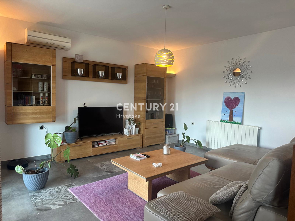 KRINGA, HIŠA S BAZENOM IN VELIKIM DVORIŠČEM NA MIRNI LOKACIJI