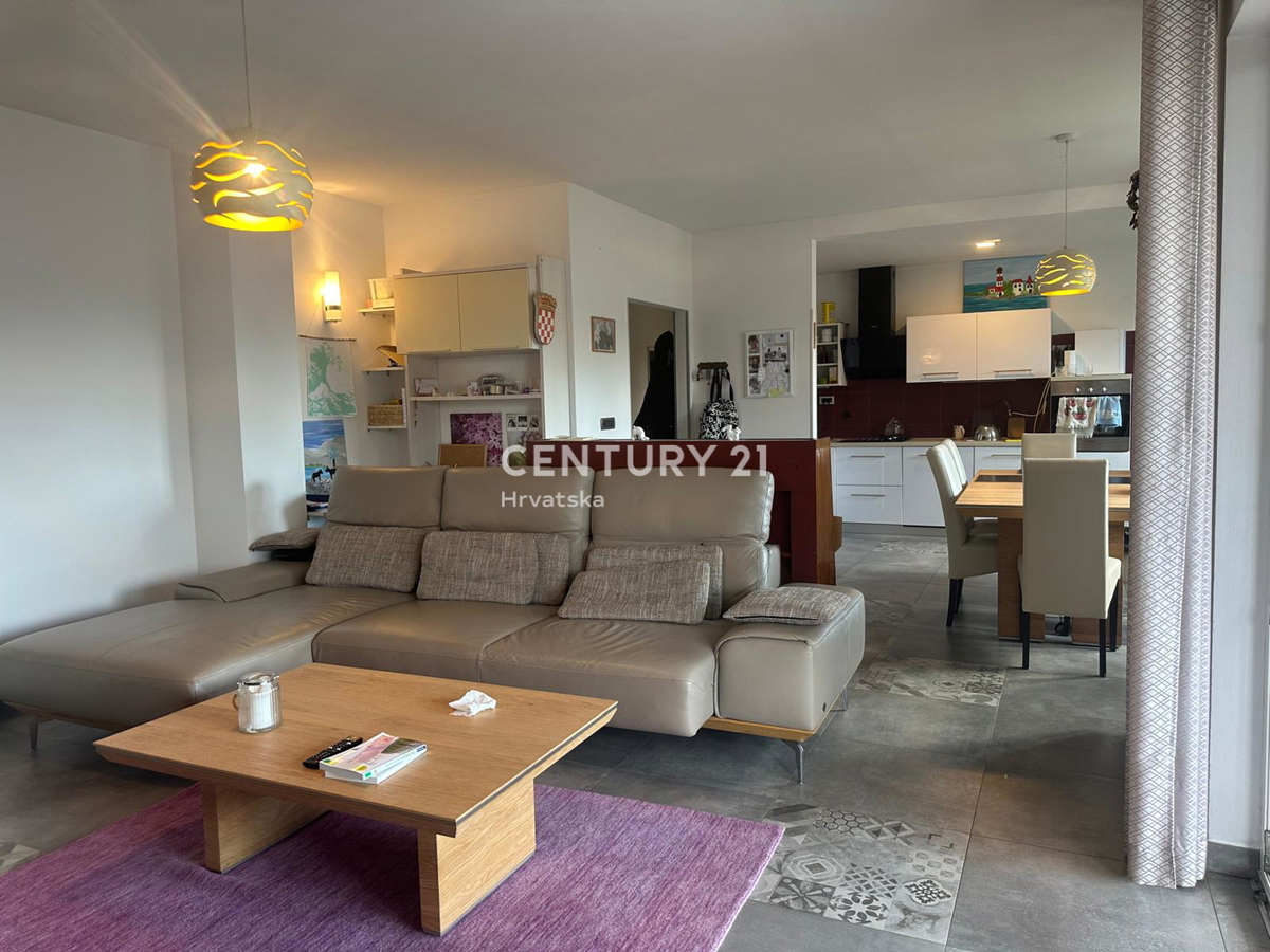 KRINGA, HIŠA S BAZENOM IN VELIKIM DVORIŠČEM NA MIRNI LOKACIJI