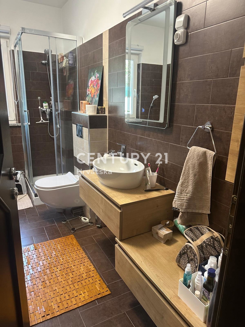 KRINGA, HIŠA S BAZENOM IN VELIKIM DVORIŠČEM NA MIRNI LOKACIJI