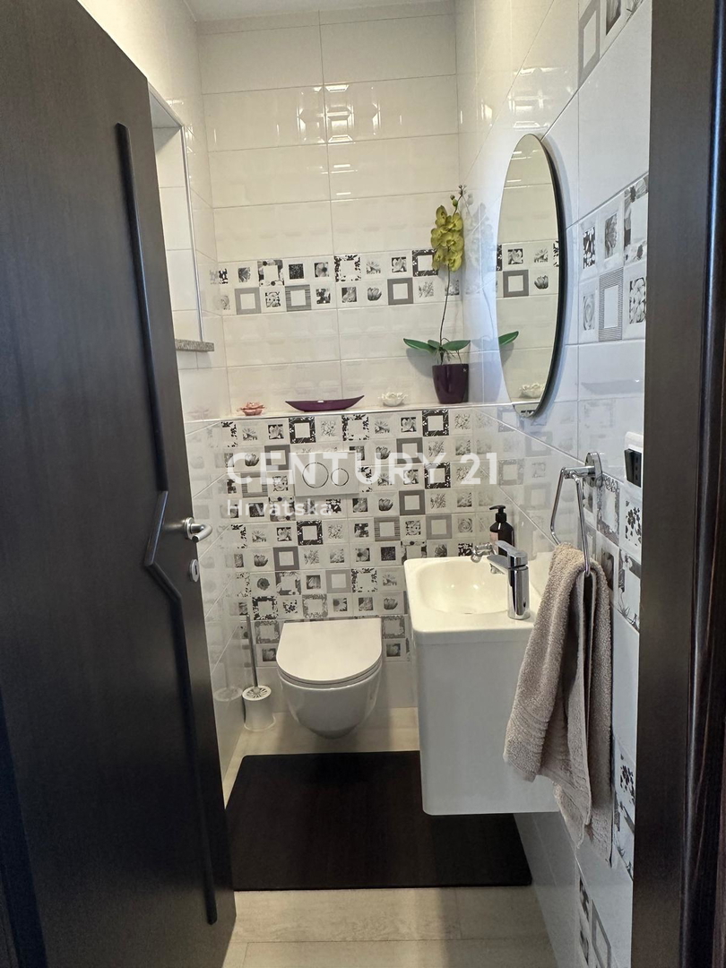 KRINGA, HIŠA S BAZENOM IN VELIKIM DVORIŠČEM NA MIRNI LOKACIJI