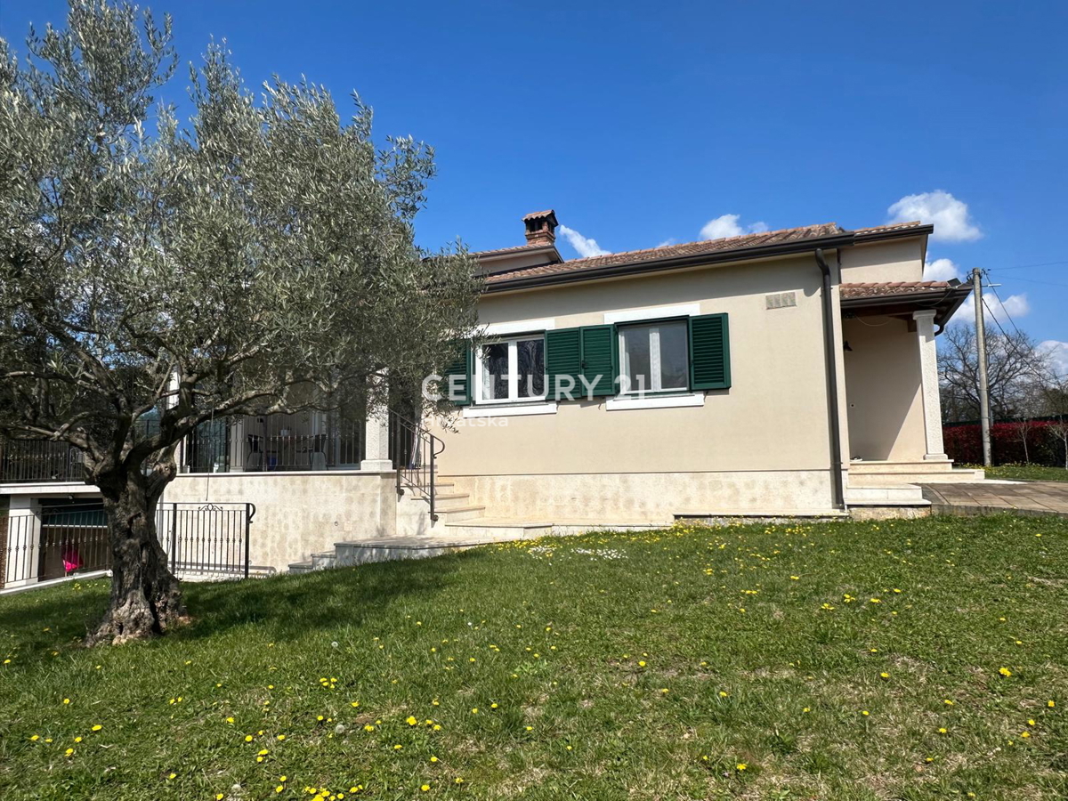 KRINGA, HIŠA S BAZENOM IN VELIKIM DVORIŠČEM NA MIRNI LOKACIJI