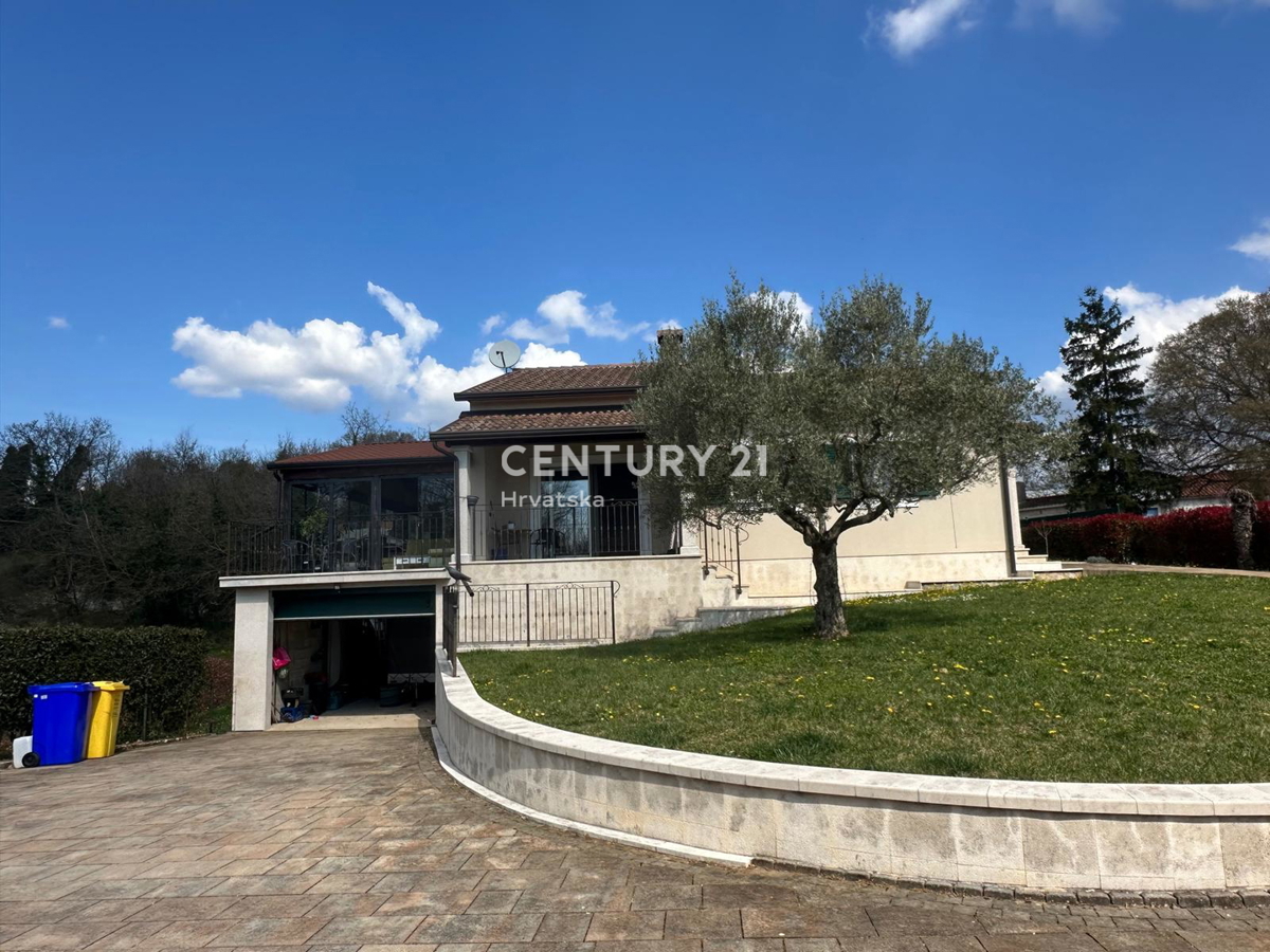 KRINGA, HIŠA S BAZENOM IN VELIKIM DVORIŠČEM NA MIRNI LOKACIJI