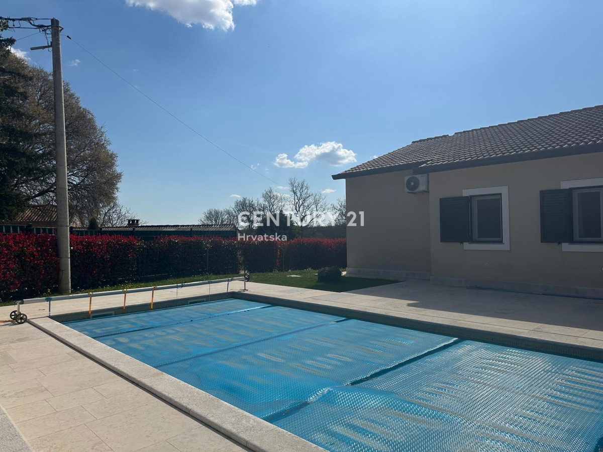 KRINGA, HIŠA S BAZENOM IN VELIKIM DVORIŠČEM NA MIRNI LOKACIJI