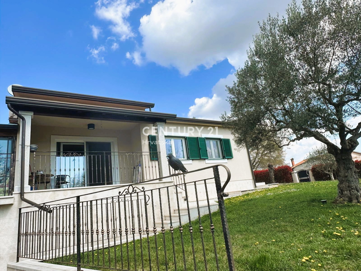 KRINGA, HIŠA S BAZENOM IN VELIKIM DVORIŠČEM NA MIRNI LOKACIJI