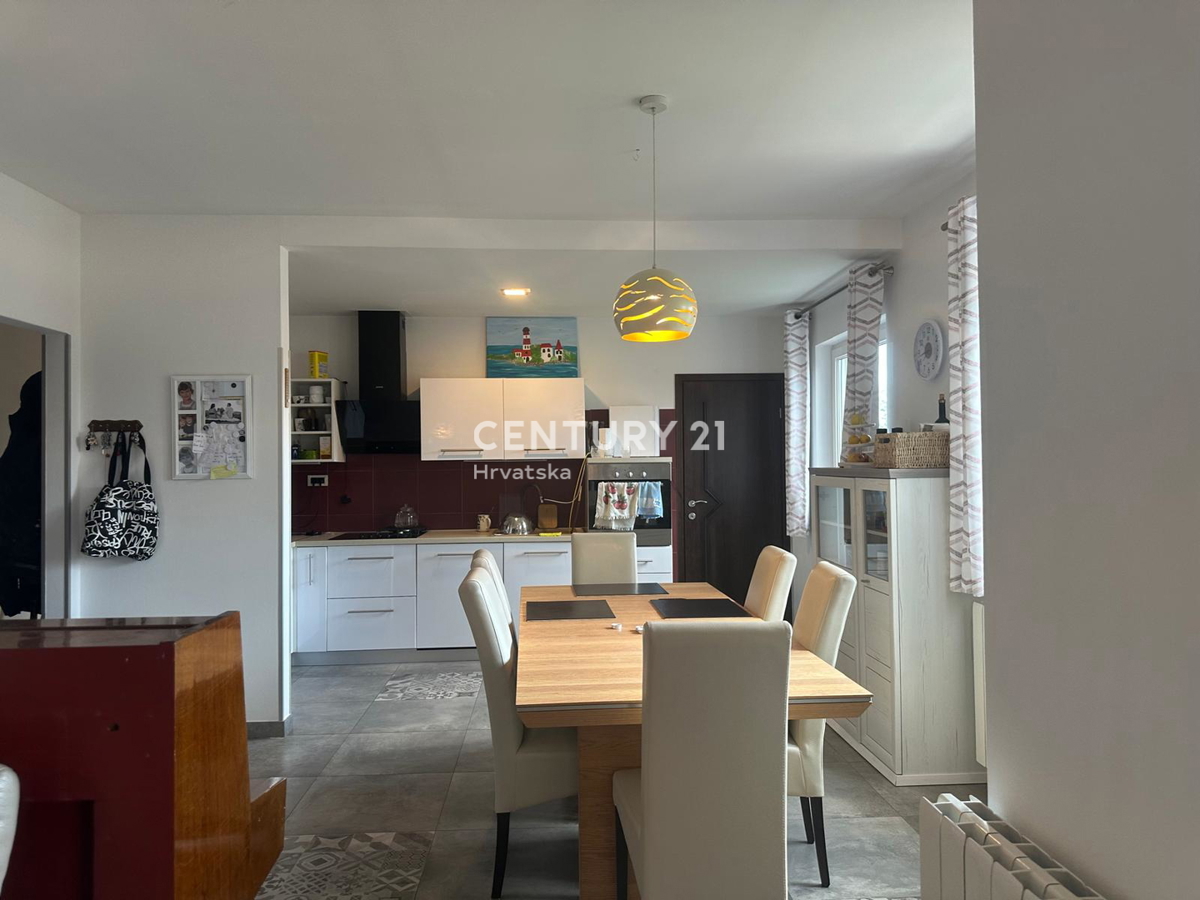 KRINGA, HIŠA S BAZENOM IN VELIKIM DVORIŠČEM NA MIRNI LOKACIJI