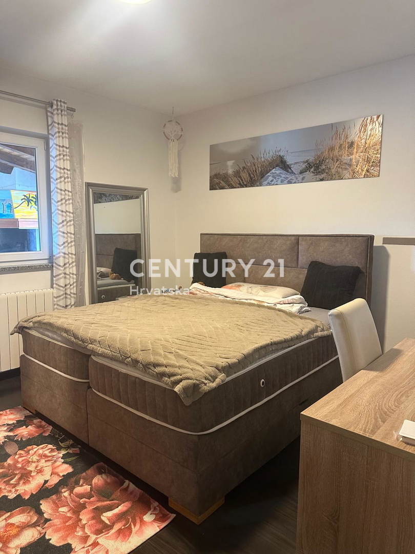 KRINGA, HIŠA S BAZENOM IN VELIKIM DVORIŠČEM NA MIRNI LOKACIJI