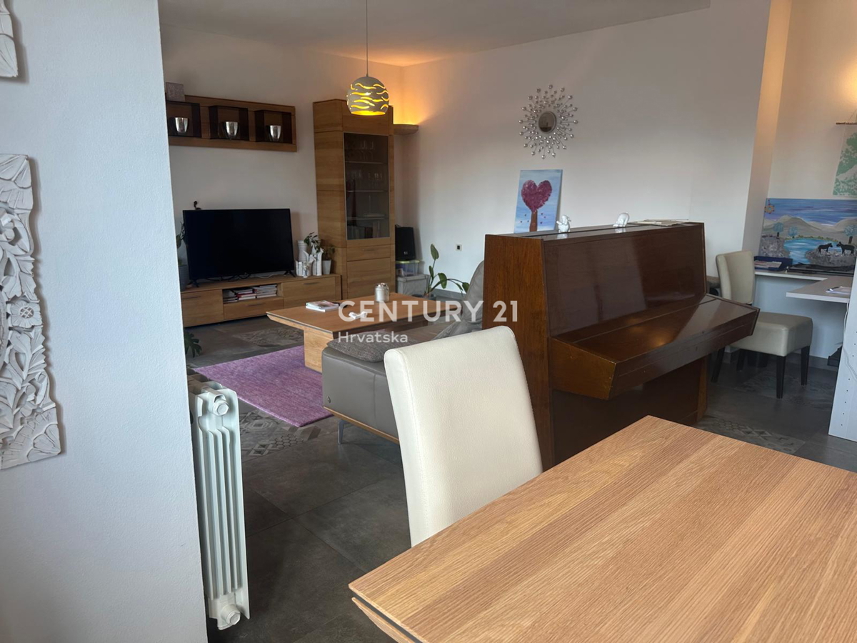 KRINGA, HIŠA S BAZENOM IN VELIKIM DVORIŠČEM NA MIRNI LOKACIJI