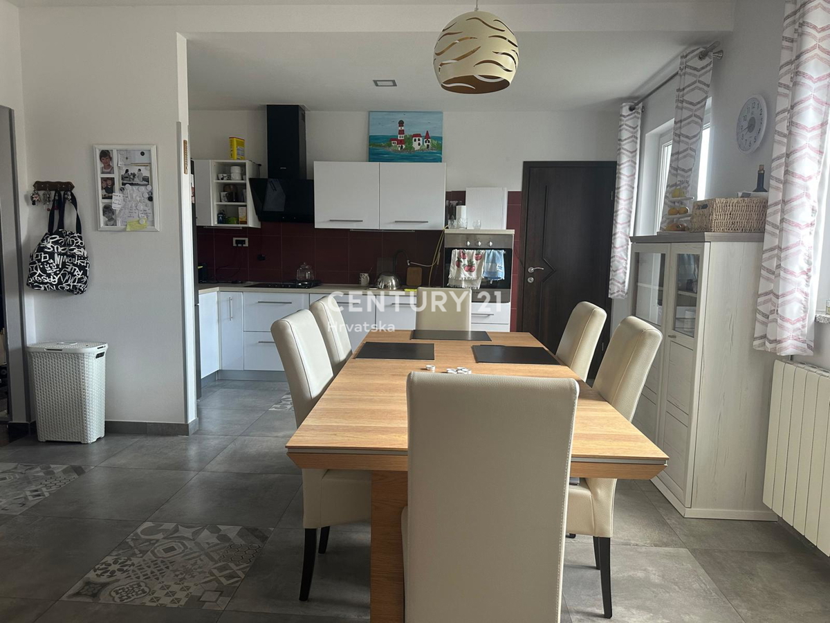 KRINGA, HIŠA S BAZENOM IN VELIKIM DVORIŠČEM NA MIRNI LOKACIJI